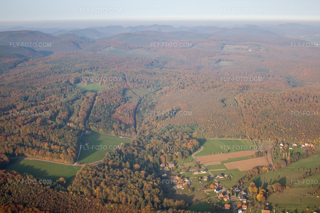 Aerial view: View of the town in Nehwiller-près-Wœrth in the state Bas-Rhin, France.Photo: IMG_54126.jpg taken on 10/21/2012 by Werner Riehm/FLY-FOTO.comResolution of the original: 4752 x 3168 px