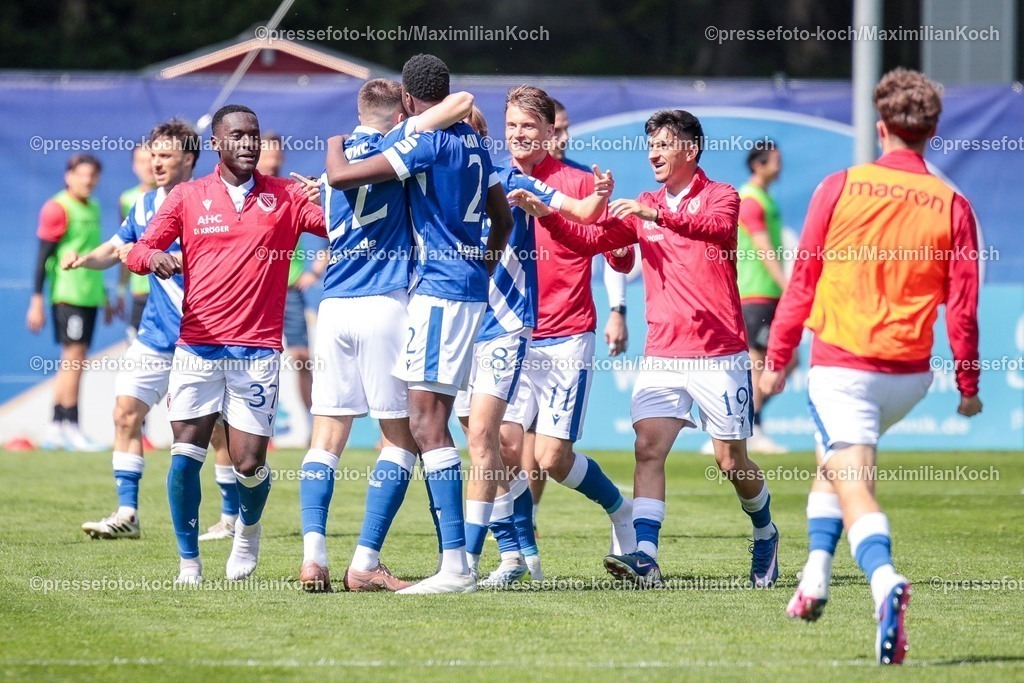 xsef26042601025 | 26.04.2026, xsefx, Fußball, 3.Liga, FC Viktoria Köln - Energie Cottbus, 35. Spieltag, Sportpark Höhenberg, Saison 2025 2026: Torjubel nach dem 2:0 - King Samuel Manu (FC Energie Cottbus, 2) und seine Teamkollegen DFB regulations prohibit any use of photographs as image sequences and or quasi-video. Photo: xSabinexEffgenxPressefotoKochx