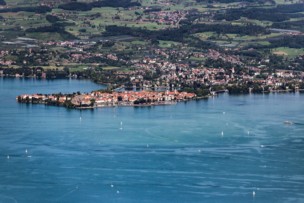 dr__0059261.jpg | LINDAU (BODENSEE) 20.08.2020 Stadtgebiet mit Außenbezirken und Innenstadtbereich in Lindau (Bodensee) im Bundesland Bayern, Deutschland. // City area with outside districts and inner city area in Lindau (Bodensee) in the state Bavaria, Germany. Foto: Daniel Reiter