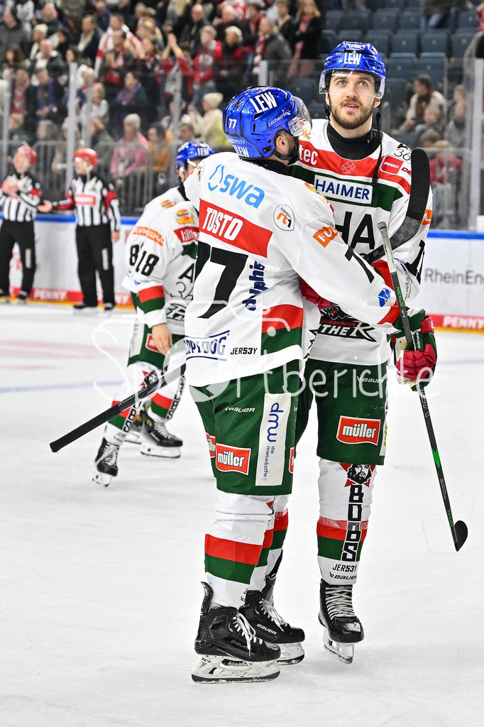 Kölner Haie - Augsburger Panther | Die Panther bedanken sich bei den mitgereisten Fans nach dem Auswaertssieg in Koeln / DEL: Koelner Haie - Augsburger Panther, Lanxess Arena am 05.01.2025