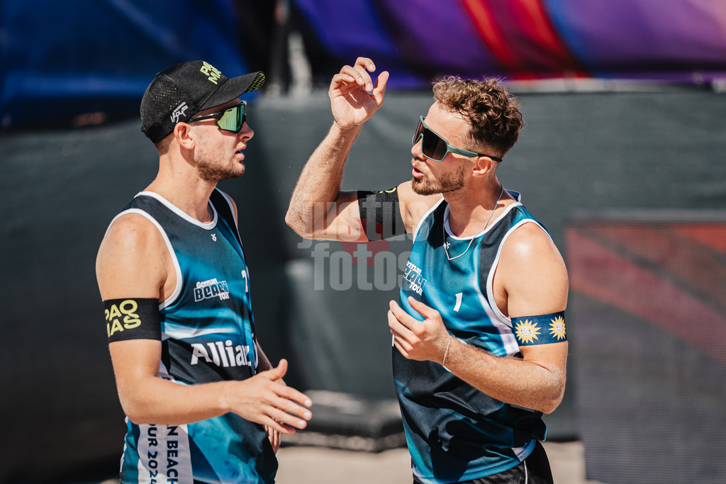 Beachvolleyball | Männer | Allianz German Beach Tour 2024 | Tourstop Kühlungsborn | 11.08.2024 | v.l. Benedikt Sagstetter und Jonas Sagstetter besprechen sich