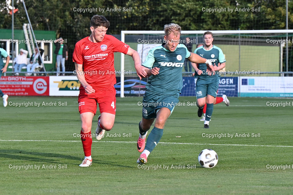 PSV Neumünster vs TSB Flensburg | Youri von der Mehden (PSV #10) vs Jon Jessen (TSB #4) / Fußball-Oberliga Männer 2026/2027 / PSV Neumünster vs TSB Flensburg / PSV Stadion Platz A / Neumünster / 07.08.26 - Realisiert mit Pictrs.com