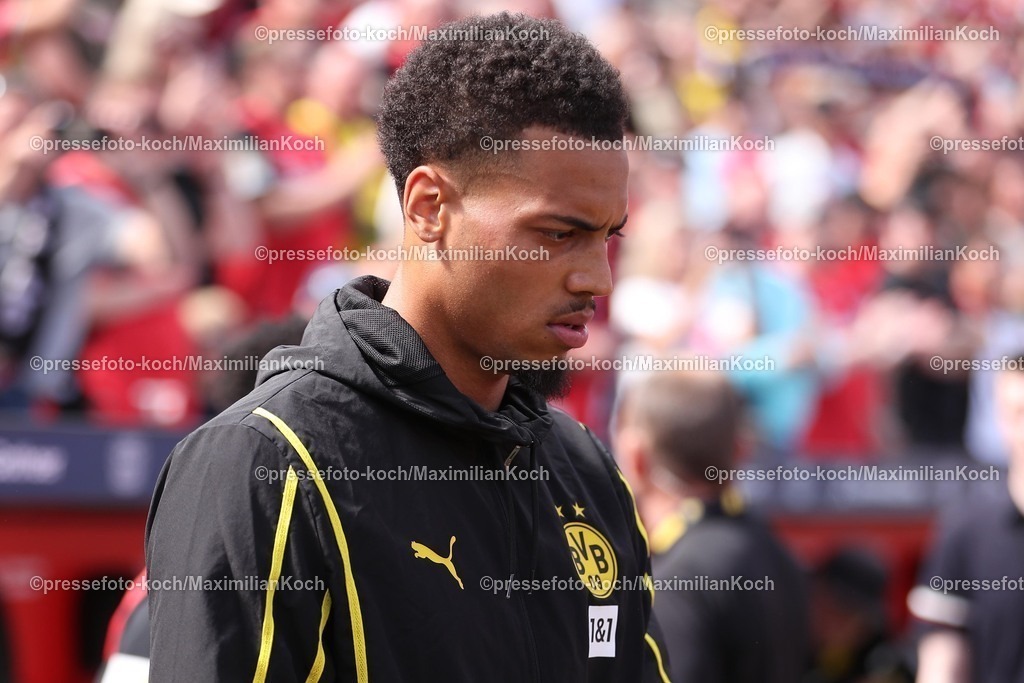 B0411052502233 | 11.05.2025, Fußball, Bayer 04 Leverkusen - Borussia Dortmund, 1. Fußball Bundesliga, 33. Spieltag, BayArena, Saison 2024 2025: Felix Nmecha (BVB #8) DFB regulations prohibit any use of photographs as image sequences and or quasi-video.