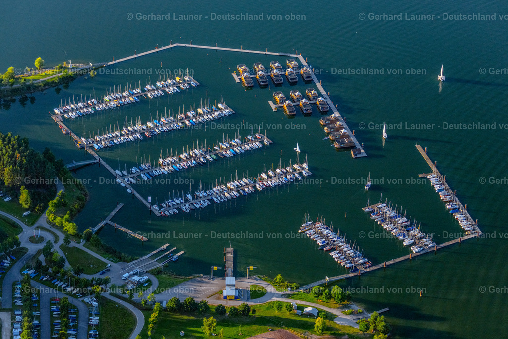 4051020 | PLEINFELD 03.09.2021 Yachthafen mit Sportboot- Anlegestellen und Bootsliegeplätzen am Uferbereich " Segelhafen Ramsberg " und den Floating Village auf dem " Großer Brombachsee "in Pleinfeld im Bundesland Bayern, Deutschland. Weiterführende Informationen bei: ELG Eco Lodges GmbH,  Wassersportgemeinschaft Altmühl-Brombachsee e.V.. // Pleasure boat marina with docks and moorings on the shore area " Segelhafen Ramsberg " and Floating Village on lake " Grosser Brombachsee " in Pleinfeld in the state Bavaria, Germany. Further information at: ELG Eco Lodges GmbH,  Wassersportgemeinschaft Altmuehl-Brombachsee e.V.. Foto: Gerhard Launer