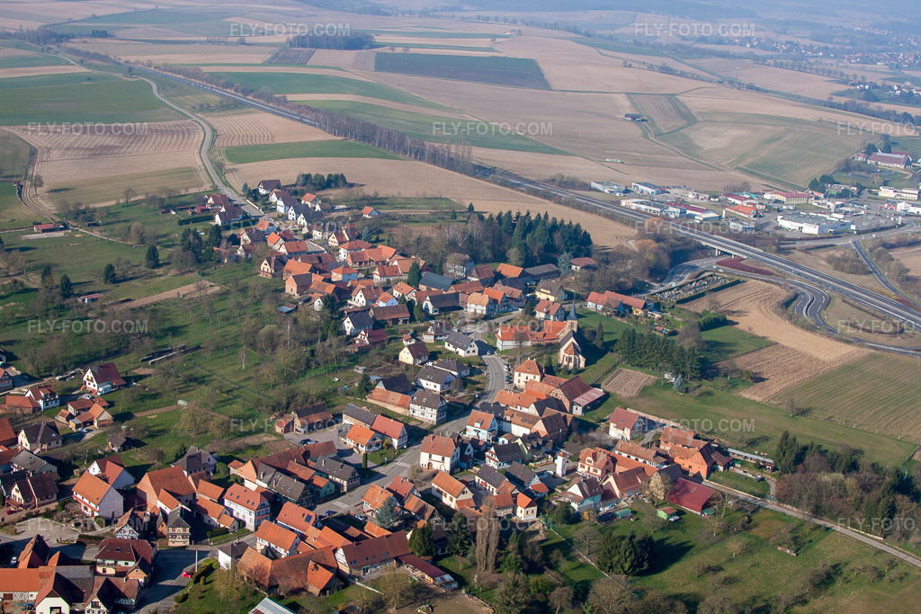 Aerial view: View of the town in Hohwiller in the state Bas-Rhin, France. – Photo: IMG_62723.jpg taken on 03/09/2014 by Werner Riehm/FLY-FOTO.com – Resolution of the original: 4752 x 3168 px