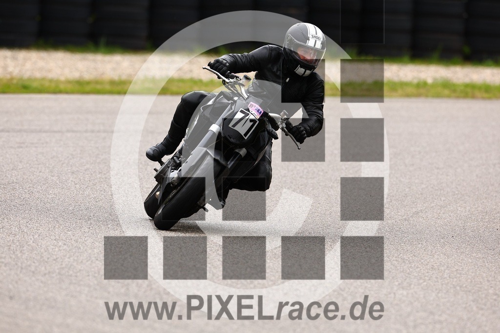 0071-20240428_01260 | Schöne Erinnerungen an spannende Momente - das festzuhalten ist unser Job. PIXELrace.de ist seit 2003 auf den Rennstrecken Europas unterwegs um die Action draußen beim Fahren und die wunderbare Stimmung imm Fahrerlager für euch einzufangen.