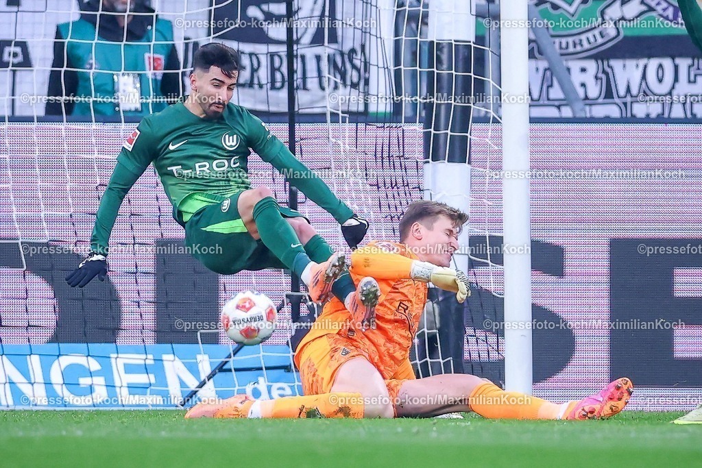 BMG13122501034 | 13.12.2025, Fußball, Borussia Mönchengladbach - VfL Wolfsburg, 1. Fußball Bundesliga, 14.Spieltag, Borussia-Park, Saison 2025 2026: Torschuss im Zweikampf gegen  Torwart Moritz Nicolas&nbsp;(Borussia Mönchengladbach #33) Torjubel nach dem Tor zum 2:1 durch Torschütze Mohamed Amoura&nbsp;(VfL Wolfsburg #09)  DFB regulations prohibit any use of photographs as image sequences and or quasi-video.