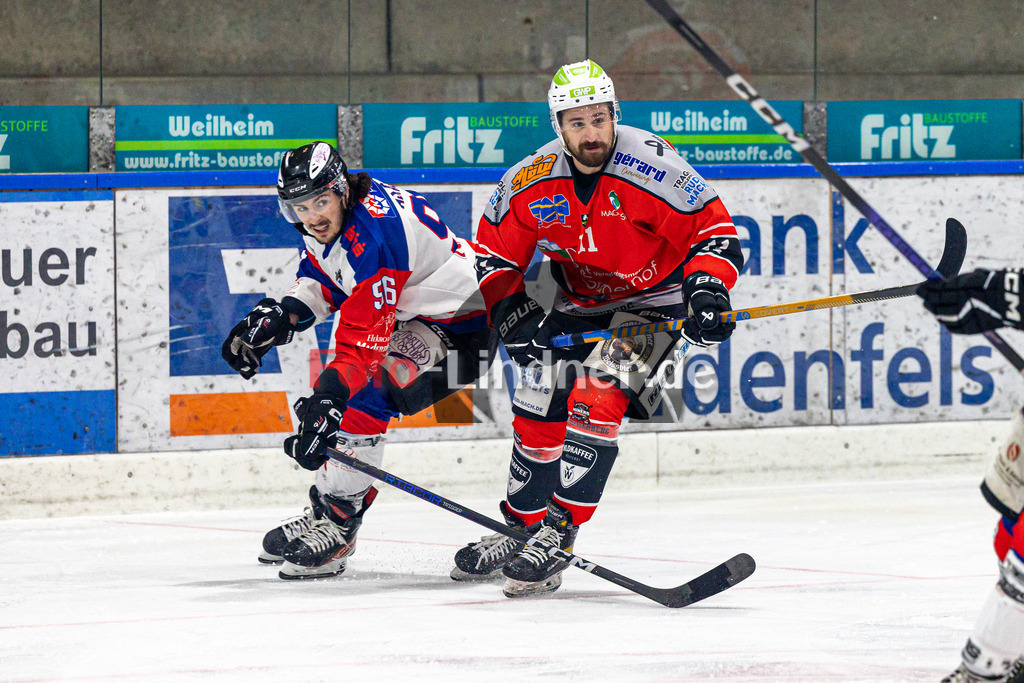 TSV Peißenberg Miners vs ESC Dorfen Eispiraten | Eishockey Bayernliga 2023/2024, TSV Peißenberg Miners vs ESC Dorfen Eispiraten, 20231229,
Duell zwischen Lynnden PASTACHAK (Eispiraten 96) und Florian SIMON (Miners 11),
2023-12-29 in Peißenberg (Eisstadion)
96 Lynnden PASTACHAK (Eispiraten 96)
Copyright: WolfgangxLindner foto-lindner.de