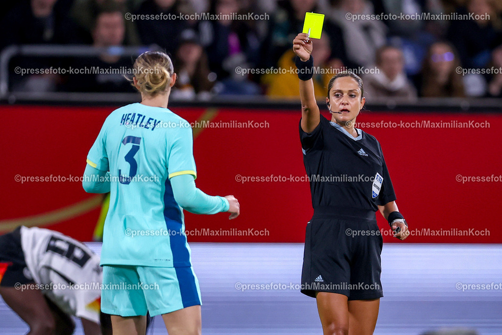 DFB28102401061 | 28.10.2024, Fußball Länderspiel Frauen, Deutschland - Australien, Schauindland-Reisen-Arena Duisburg, Saison 2024 2025: Winonah Heatley (AZN #3) bekommt die gelbe Karte gezeigt