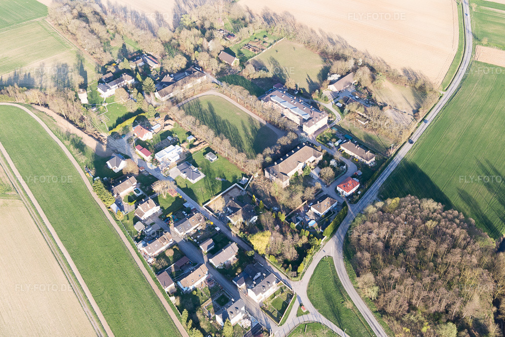 Luftbild: Trabrennbahn und ehemaligen Militär- Kaserne Cite des Cadres Camp in Oberrœdern im Bundesland Bas-Rhin in Frankreich. Foto: IMG_097800.jpg vom 27.03.2017 durch Werner Riehm/FLY-FOTO.de