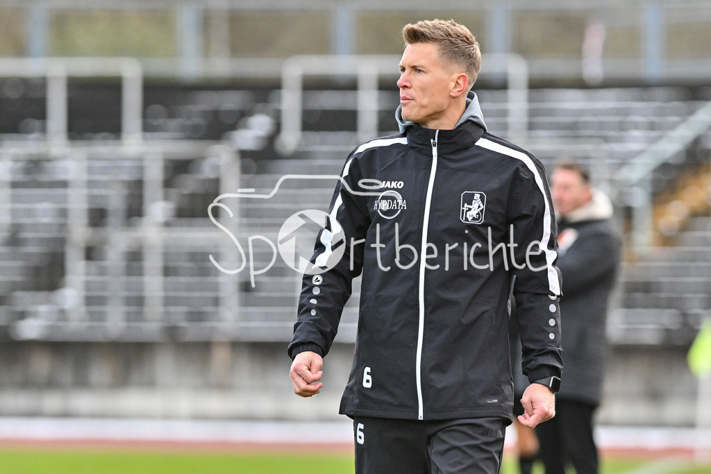 TSV Schwaben Augsburg - FC Augsburg II | im Bild TSV Schwaben Trainer Matthias OSTRZOLEK in Aktion / Freisteller/. Einzelfoto / Regionalliga Bayern: TSV Schwaben Augsburg - FC Augsburg II, Rosenaustadion am 23.11.2024