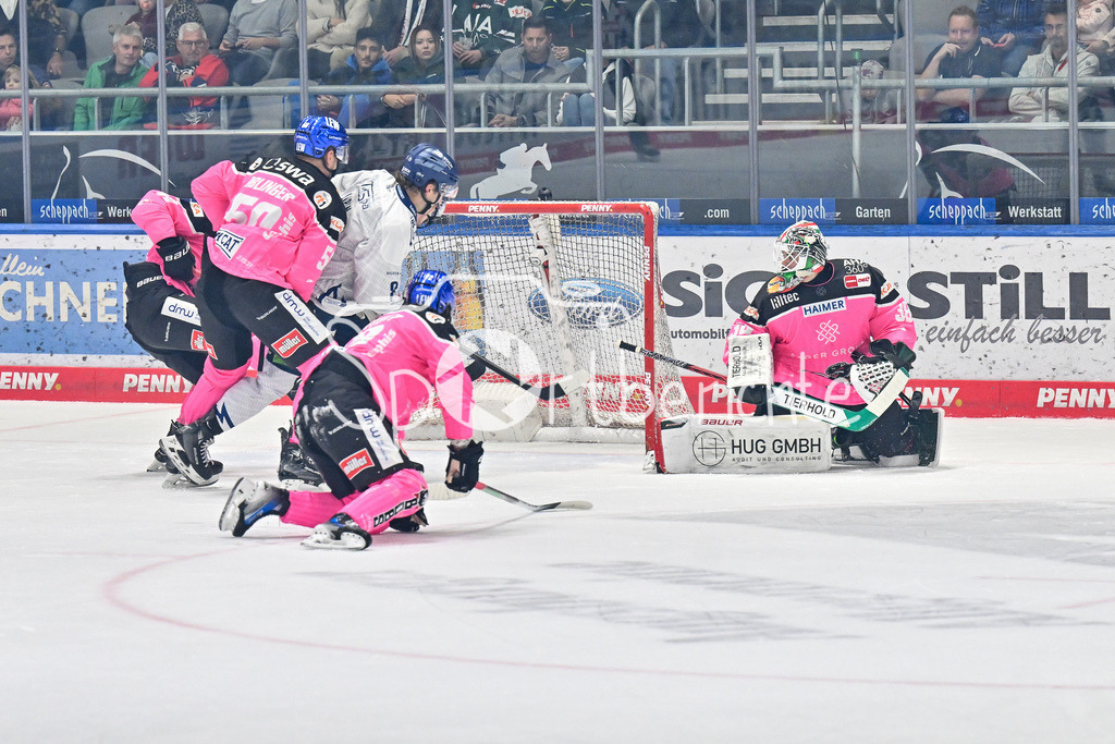 Augsburger Panther - Straubing Tigers | in dieser Szene trifft Joshua SAMANSKI (Straubing Tigers #8) zum 0-2 fuer Straubing / DEL: Augsburger Panther - Straubing Tigers, Curt Frenzel Stadiom am 20.10.2024