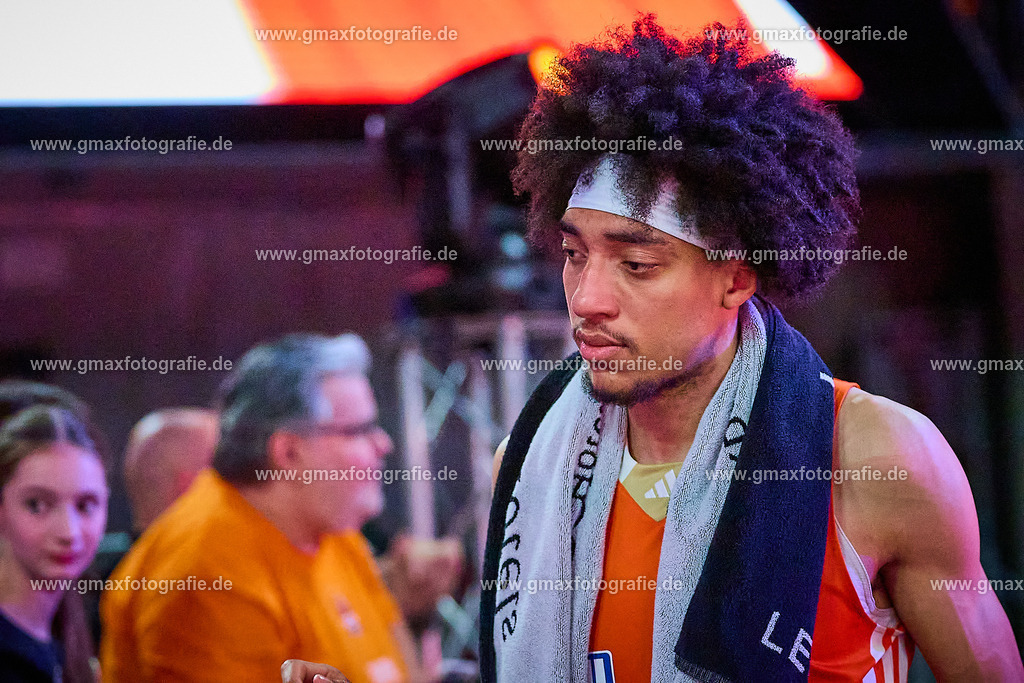 GER, ratiopharm ulm gegen FC Bayern, Basketball, 2. PlayOff, Finale, EasyCredit Bundesliga, Spielzeit 2024/2025, 18.06.2025 | Noa Enssengue (ratiopharm ulm, #12) schaut nach Spielende nachdenklichGER, ratiopharm ulm gegen FC Bayern, Basketball, 2. PlayOff, Finale, EasyCredit Bundesliga, Spielzeit 2024/2025, 18.06.2025Foto: Eibner-Pressefoto/Gerald Oelze-de Stoppany