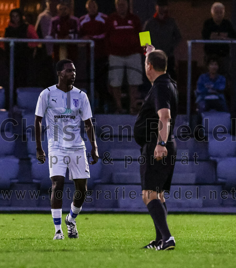 2023-08-01_056_FC_Finsing_gegen_SpVgg_Altenerding | Finsing, Deutschland, 01.08.2023:
Fußball, TOTO Pokal 2023 / 2024, 1. Spieltag, FC Finsing gegen SpVgg Altenerding, Endergebnis: 0:5

Gelbe Karte für Adonai Ngombo (SpVgg Altenerding, #9)
Adonai Ngombo (SpVgg Altenerding, #9), Schiedsrichter Florian Felkel

Foto: Christian Riedel / fotografie-riedel.net