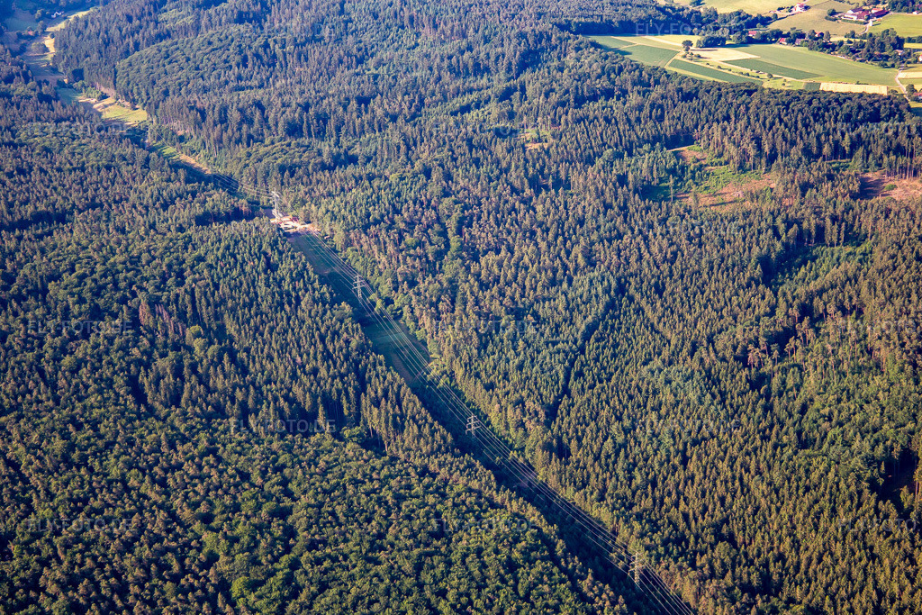 Luftbild: Waldschneise für die Hochspannungsleitung im Ortsteil Hüttenthal in Mossautal im Bundesland Hessen in Deutschland. Foto: IMG_137034.jpg vom 24.06.2023 durch Werner Riehm/FLY-FOTO.de