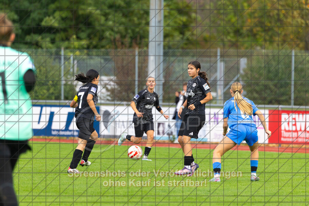 20261010_141201_0519_(c)_by_PhotoPeet | #,1.FC Donzdorf (schwarz) vs. SC Sand (blau), Fußball, EnBW-Oberliga B -Juniorinnen, 05. Spieltag, Saison 2026/2027, Rasenplatz Lautertal Stadion, Süßener Straße 16, 73072 Donzdorf, 10.10.2026 - 14:00 Uhr,Foto: PhotoPeet / Sport- &amp; Eventfotografie / Peter Harich