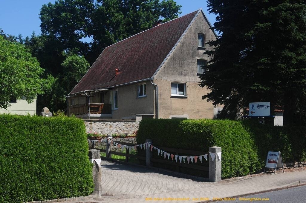 Geißmannsdorf-2026-Ortsbilder-305 | Geißmannsdorf bei Bischofswerda im Sommer 2026. Ein fotografischer Streifzug durch das Dorf Geißmannsdorf, mit Gebäuden, Straßen, Strohpuppen und geschmückten Vorgärten und Grundstücken anlässlich der 800-Jahr-Feier von Geißmannsdorf im Juni 2026 - Realisiert mit Pictrs.com