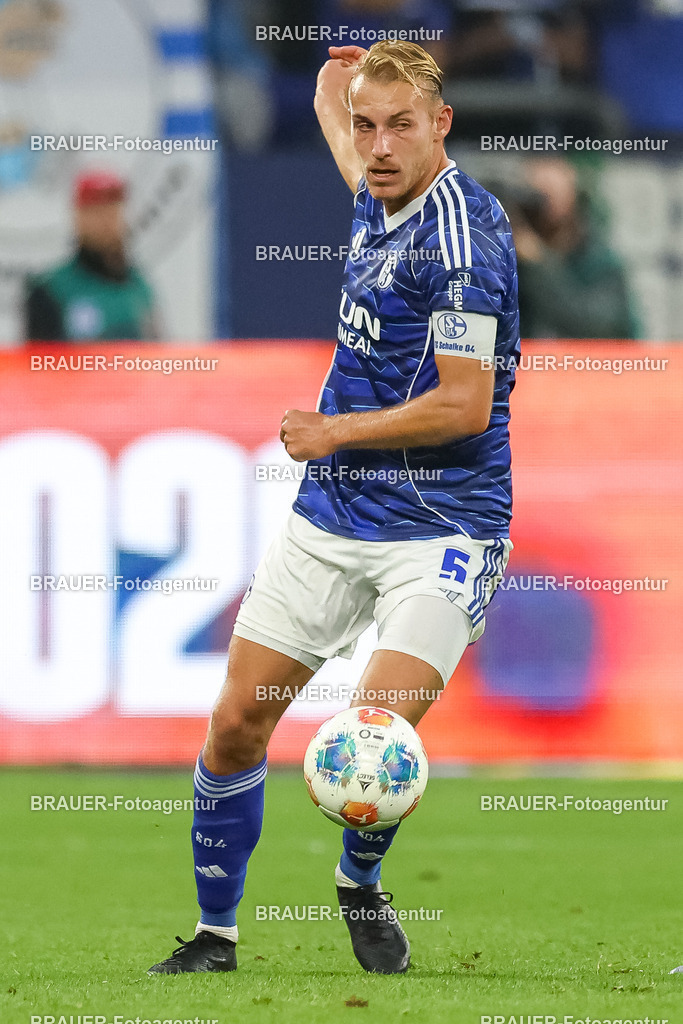 1_S04BER_20250801_2308.JPG -  - FC Schalke 04 - Hertha BSC Berlin - 2. Bundesliga | Gelsenkirchen, Deutschland, 01.08.25: Timo Becker (FC Schalke 04) in Aktion, am Ball, Einzelaktion waehrend des Spiels der 2. Bundesliga zwischen FC Schalke 04 - Hertha BSC Berlin in der Veltins-Arena am 01. August 2025 in Gelsenkirchen, Deutschland. (Foto von Stefan Brauer/Brauer-Fotoagentur)DFB/DFL REGULATIONS PROHIBIT ANY USE OF PHOTOGRAPHS AS IMAGE SEQUENCES AND/OR QUASI-VIDEO.
