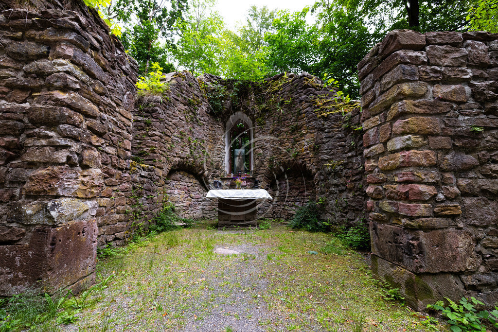 Kapelle zu unserer lieben Frau im Walde,  Katharinenkapelle im Tal, | Im Wald zwischen Hardheim und Dornberg liegt inmitten hoher Buchen- und Ahornbäumen die Kappelruine. Sie wurde zu Anfang des 15. Jahrhunderts von den Herren zu Hardheim gestiftet und hieß ursprünglich "Kapelle zu unserer lieben Frau im Walde", später 'Katharinenkapelle im Tal'. Der letzte Gottesdienst fand 1557 statt.

In der Nähe der Kapelle lag eine Einsiedelei. 1768 ließ man den Eremiten entfernen und das Kirchlein, das lange Zeit als Wallfahrtsstätte gedient hatte, zerfiel zusehends.
Unweit des Dorfs befindet sich im Laubwald die Ruine der „Kappel“, einer ehemaligen Einsiedelei-Kapelle „zu unserer lieben Frau im Walde“. ♁⊙ Diese wurde Anfang des 15. Jahrhunderts von den Junkern von Hardheim erbaut und später zusätzlich der Heiligen Katharina geweiht; daher auch ihr späterer Name „Katharinenkapelle im Tale“. Die erstmalige urkundliche Erwähnung findet sich in einer Urkunde aus dem Jahr 1418, in der Heinrich von Riedern der Kapelle Abgaben zuweist. In der Kapelle fanden Samstagsmessen für die Dornberger statt, die ein Hardheimer Pfarrer bis 1557 abhielt, bis ein Priestermangel dazu führte, dass ein Höpfinger Pfarrer dieses Amt übernahm. Während der Reformation verbreitete der Höpfinger Pfarrer, welcher protestantisch war, hier auch die Lehre Luthers. Während der Gegenreformation wurde die Kapelle zum Ziel von Wallfahrern aus Hundheim, Hardheim und Höpfingen. Am 1. Januar 1791 erteilte der Bischof von Würzburg, Franz Ludwig von Erthal, die Erlaubnis, die Kapelle zu „demolieren“. Das Dach wurde abgetragen, um so das Bauwerk dem Verfall preiszugegeben. Die mehr als mannshohen Außenmauern sind verblieben. Seit den 1960er Jahren finden dort wieder eine Marienverehrung und gelegentliche Gottesdienste statt. Der Brunnen der ehemaligen Einsiedelei wurde 1986 freigelegt.  - Realisiert mit Pictrs.com