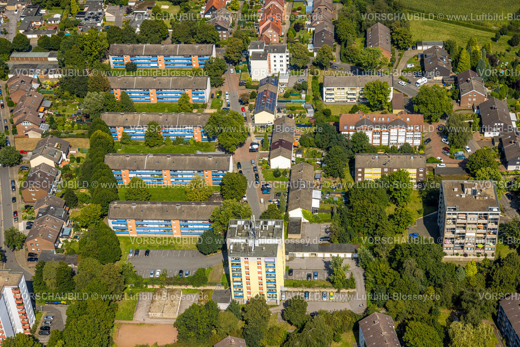 Gelsenkirchen240808374GE-Nord | Luftbild, Wohngebiet Wohnsiedlung Hochhaussiedlung zwischen Brunhildenweg und Kriemhildstraße, blaue Balkone, Resse, Gelsenkirchen, Ruhrgebiet, Nordrhein-Westfalen, Deutschland