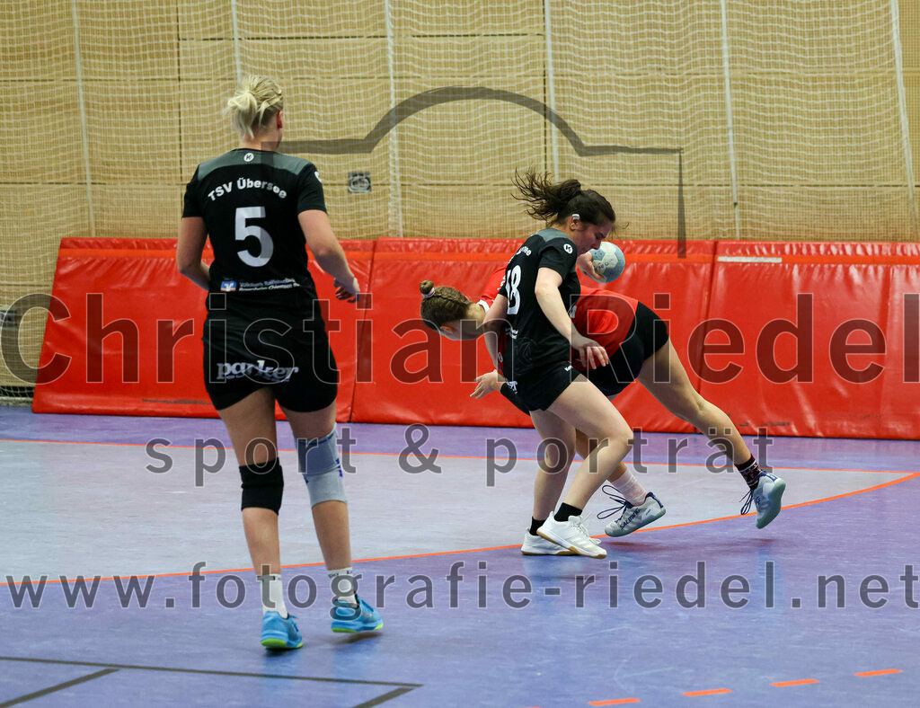 2022-12-04_068_SV_Anzing_gegen_TSV_Uebersee | Anzing, Deutschland, 04.12.2022:
Handball, Bezirksliga 2022 / 2023, 8. Spieltag, SV Anzing gegen TSV Übersee, Endergebnis: 29:24

Carolin Rinser (TSV Übersee, #5), Elena Holzmann (SV Anzing, #14), Sophia Ladner (TSV Übersee, #18)

Foto: Christian Riedel / fotografie-riedel.net