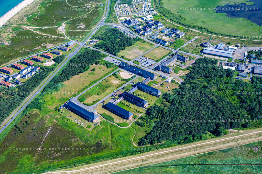 Sylt_Rantum_Ehemals_Kaserne_Stegerhüs_ELS_3320210625 | SYLT 13.06.2025 Ferienhaus Anlage " Steger-Hüs " an der Straße Am Torbogen in Sylt Nordsee - Insel im Bundesland Schleswig-Holstein, Deutschland. Weiterführende Informationen bei: Söl-Service GmbH. // Holiday house plant of the park " Steger-Hues " on street Am Torbogen in Sylt North Sea Island in the state Schleswig-Holstein, Germany. Further information at: Soel-Service GmbH. Foto: Martin Elsen