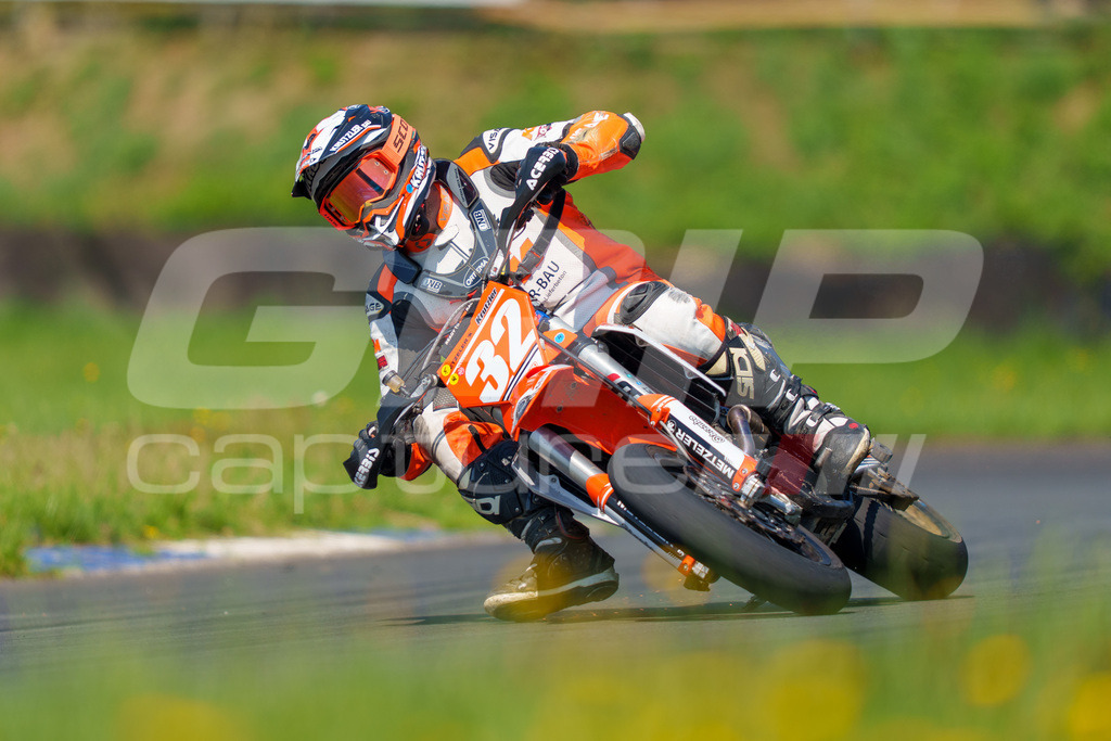 G-Cup + Supermoto Staatsmeisterschaft + Hungarian Supermoto Championship | GRIPcapture steht für authentische Sportfotografie in Österreich – für Momente, die mehr sind als Geschwindigkeit oder Ergebnis. Es geht um Emotion, Spannung, Fokus und den Augenblick, der oft nur einen Wimpernschlag dauert.Ob Motorsport, Teamsport oder 