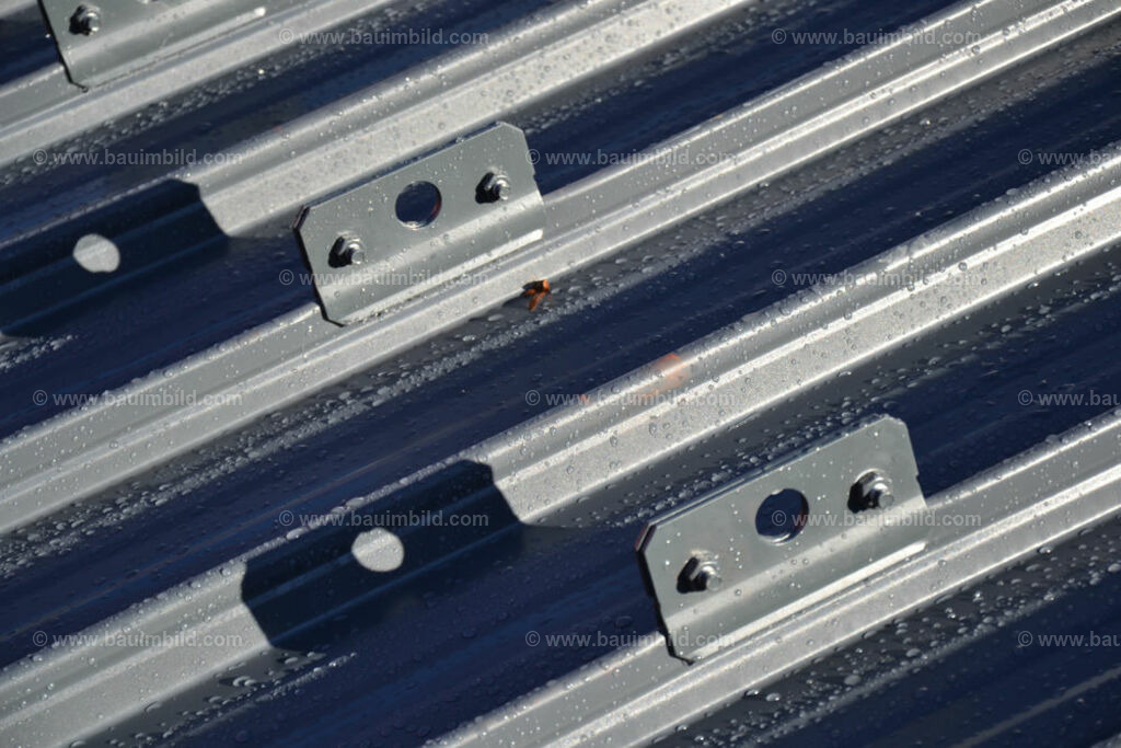 bib-lg11-spenglerarbeiten-0153 | Nach LV-Leistungsgruppen sortierte Detailfotos über den Bau eines Hauses. Alle Hausbau-Bilder direkt vom Urheber und Autor der Website Haus-Selber-Bauen.com