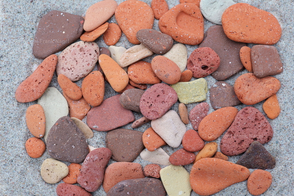 Strandkeramik | Die Strandkeramik, hier Ziegelstücken, findet man in Bereichen von ehemaligen baulichen Anlagen direkt im Küstenbereich. - Realisiert mit Pictrs.com