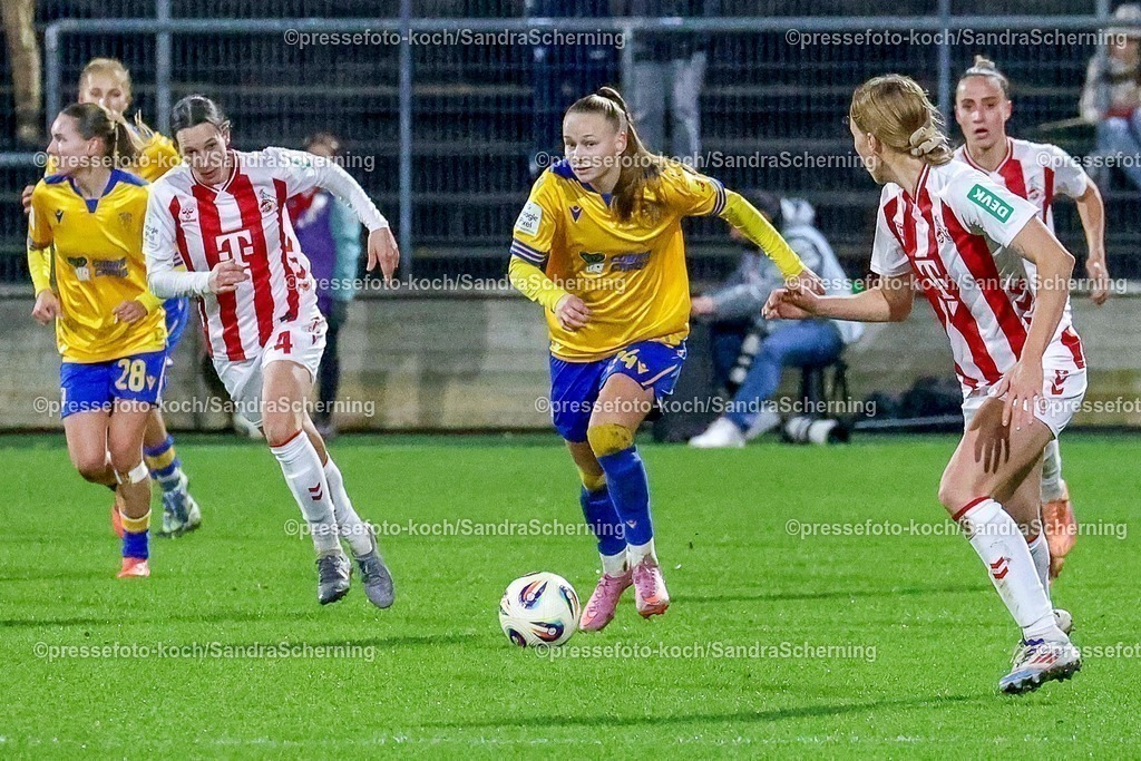xSSCHx14122501051  | 14.12.2025, xsscx, Frauen Fussball, 1. FC Koeln - FC Carl Zeiss Jena, 1. Fussball Bundesliga, 13. Spieltag, Franz-Kremer-Stadion, Saison 2025 2026: Sara Agrez (1. FC Koeln #4) im Zweikampf gegen Isabella Jaron (FC Carl Zeiss Jena #24) DFB regulations prohibit any use of photographs as image sequences and or quasi-video. Photo:xSandraxScherningxPressefotoKochx