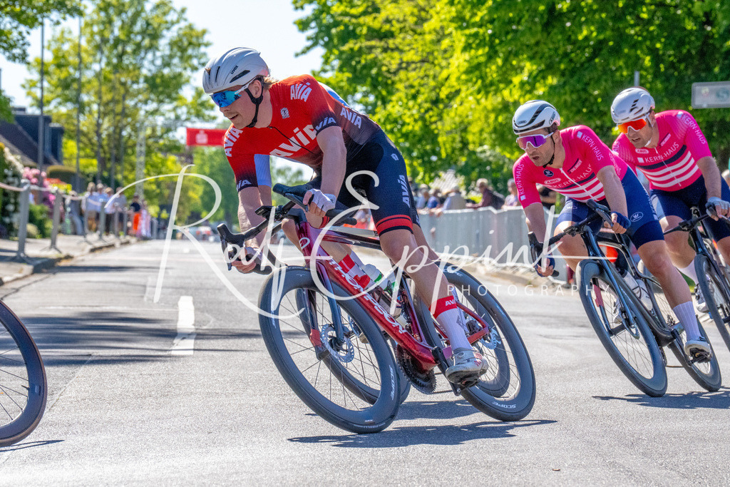 Spurt in den Mai 2026 - Großer Preis der Sparkasse Neuss | Annual one-day road cycling race "Großer Preis der Sparkasse Neuss" held in Büttgen, Germany, organized by VfR Büttgen 1912 e.V. The event features multiple races across all age categories from U11 youth to Elite men. - Realisiert mit Pictrs.com