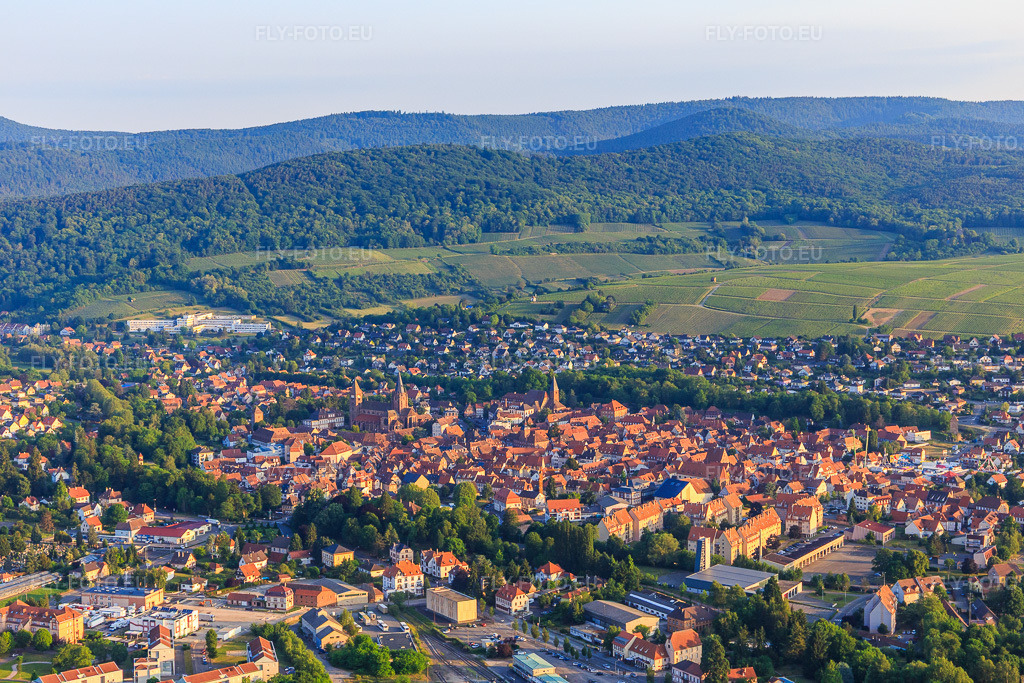 Vue aérienne: Vue de la ville depuis le sud-est à Wissembourg dans le département Bas Rhin, France – .Photo: IMG_100655.jpg prise le 02/06/2017 par Werner Riehm/FLY-FOTO.eu – Résolution de l'original: 5472 x 3648 px