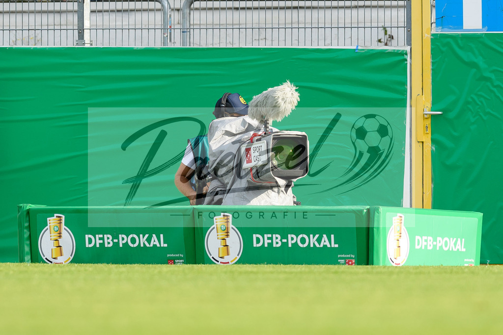 LOTKSC20210809_061 | Fussball, Herren: . Eine TV-kamera beim Spiel der 1. Runde im DFB-Pokal zwischen SF Lotte und Karlsruher SC im Stadion am Lotter Kreuz am 09.08.2021 in Lotte, Deutschland.DFB / DFL REGULATIONS PROHIBIT ANY USE OF PHOTOGRAPHS AS IMAGE SEQUENCES AND/OR QUASI-VIDEO. - Realisiert mit Pictrs.com