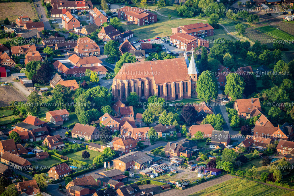Bardowick_St.Peter und Paul Dom_ELS_9818050623 | BARDOWICK 05.06.2023 Kirchengebäude des Dom zu Bardowick St. Peter und Paul in Bardowick im Bundesland Niedersachsen. // Church cathedral Saint Peter and Paul in Bardowick in the state Lower Saxony. Foto: Martin Elsen