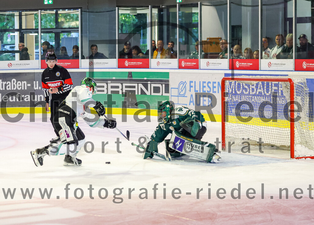 2025-09-21_063_TSV_Erding_gegen_Hoechstadter_Alligators | Erding, Deutschland, 21.09.2025:Eishockey, Oberliga Süd 2025 / 2026, 2. Spieltag, TSV Erding gegen Höchstadter Alligators, Endergebnis: 3:4Torwart David Zabolotny (Erding Gladiators, #72)Foto: Christian Riedel / fotografie-riedel.net