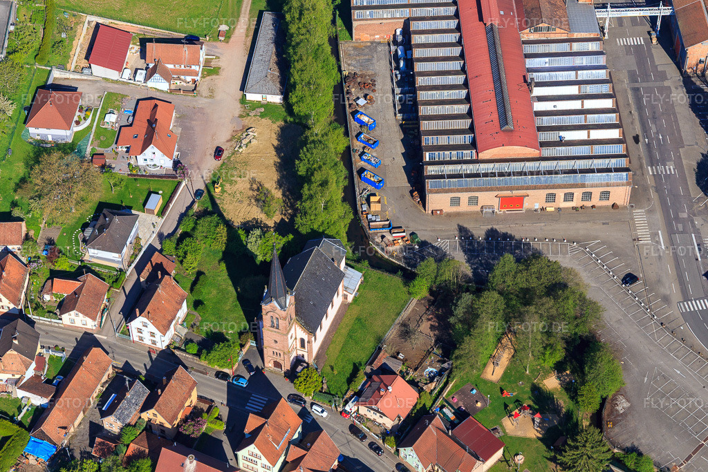 Luftbild: Kirche in der Grand Rue in Zinswiller im Bundesland Bas-Rhin in Frankreich. – Foto: IMG_099479.jpg vom 30.04.2017 durch Werner Riehm/FLY-FOTO.de – Auflösung des Originals: 5355 x 3570 px