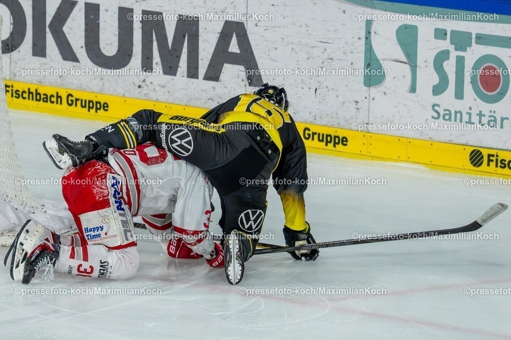 xkkux02042601021 | 02.04.2026, xkkux, Eishockey, DEL2, Herren, Saison 2025 / 2026, Krefeld Pinguine - EV Regensburg, YAYLA Arena: Pierre Preto (EV Regensburg #36) im Zweikampf gegen  Erik Buschmann (Krefeld Pinguine #15) 