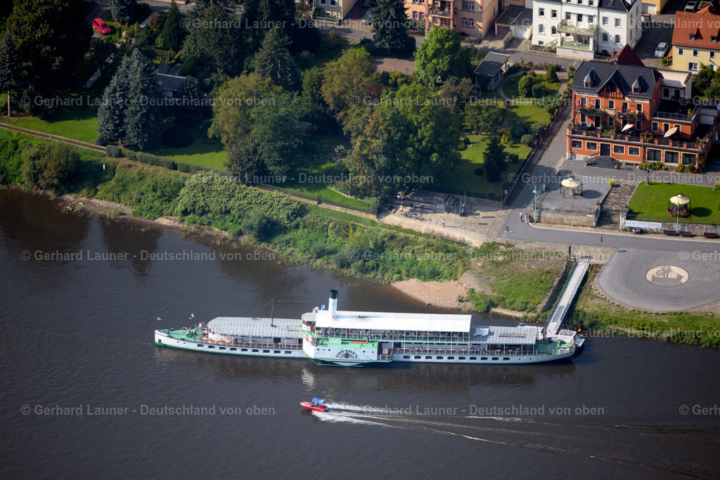 4060764 | DRESDEN 07.09.2021 Im Hafen ankerndes und festgemachtes Fährschiff "Sächsische Dampfschifffahrt" an der August-Böckstiegel-Straße - Söbrigener Straße im Ortsteil Pillnitz in Dresden im Bundesland Sachsen, Deutschland. Weiterführende Informationen bei: WEIßE FLOTTE SACHSEN GmbH. // Anchored and moored ferry in the harbor "Saechsische Dampfschifffahrt" on August-Boeckstiegel-Strasse - Soebrigener Strasse in the district Pillnitz in Dresden in the state Saxony, Germany. Further information at: WEIssE FLOTTE SACHSEN GmbH. Foto: Gerhard Launer