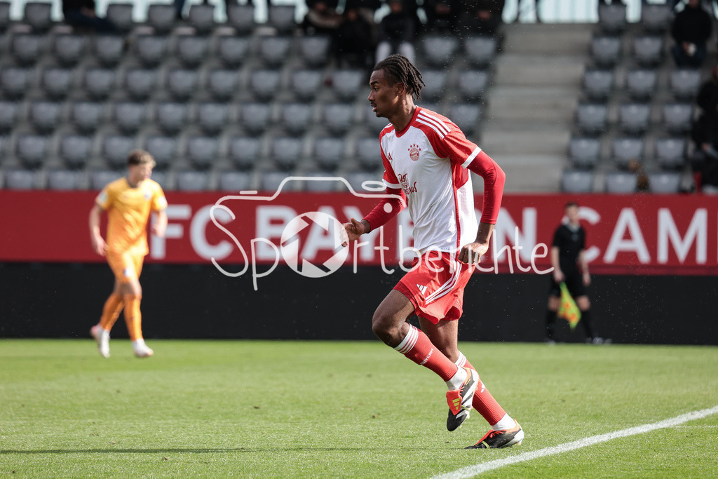 FC Bayern München U19 - TSG 1899 Hoffenheim U19 | Jonah KUSI-ASARE (FCB #9) in Aktion ( Freisteller / Einzelfoto