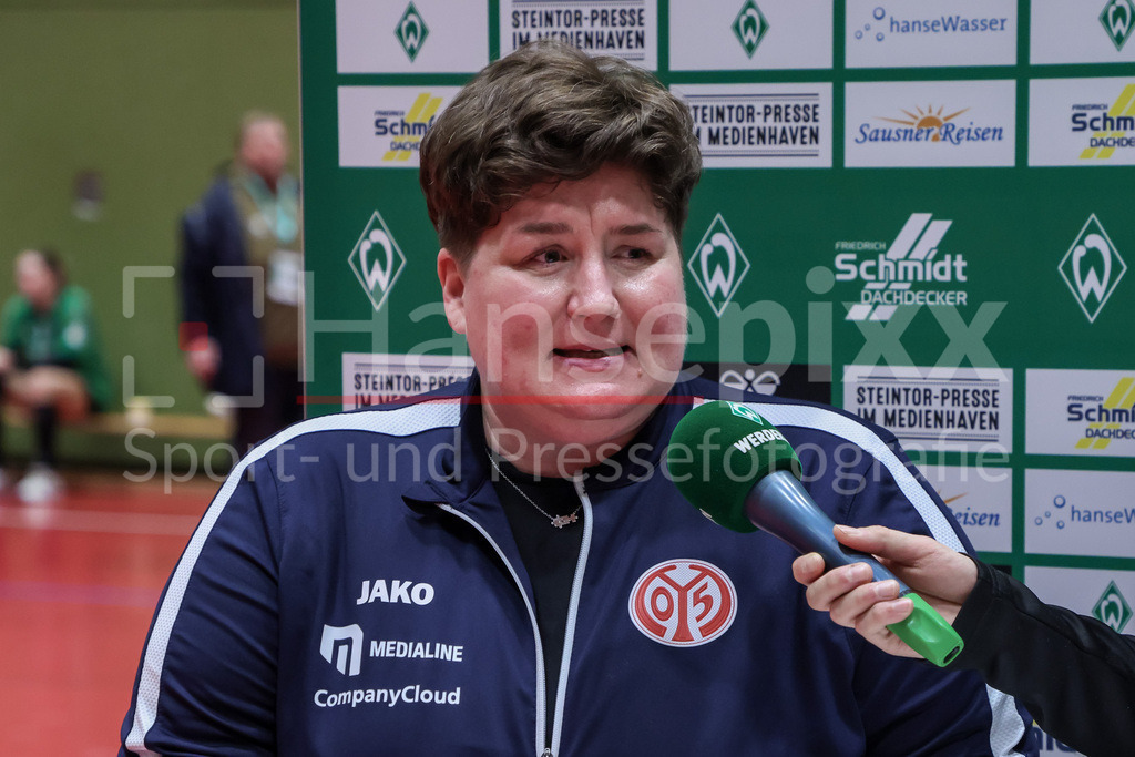 Handball, 2. Bundesliga Frauen, SV Werder Bremen - 1. FSV Mainz 05 | v.li.: Ilka Fickinger (Trainerin, Cheftrainerin, 1. FSV Mainz 05) während der Pressekonferenz nach dem Spiel, Portrait, Nahaufnahme, Einzelfoto, Einzelbild