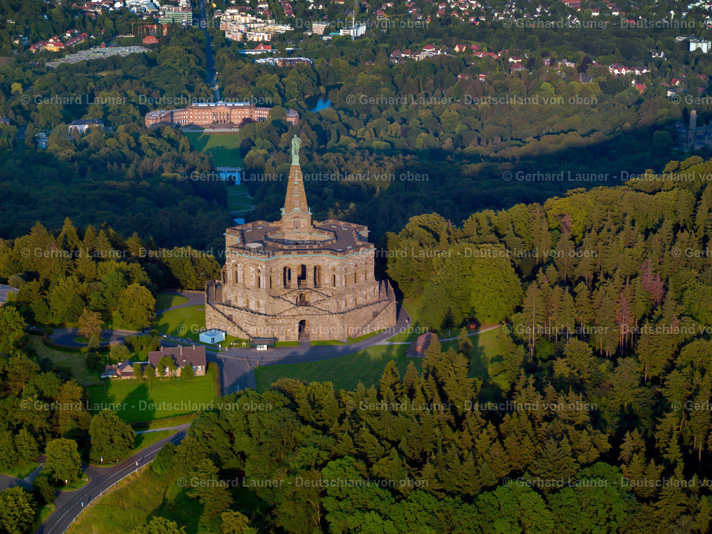 24s03317 | Das Herkules-Monument ist eines der ältesten Bauwerke im Bergpark Wilhelmshöhe, Wahrzeichen der Stadt Kassel
