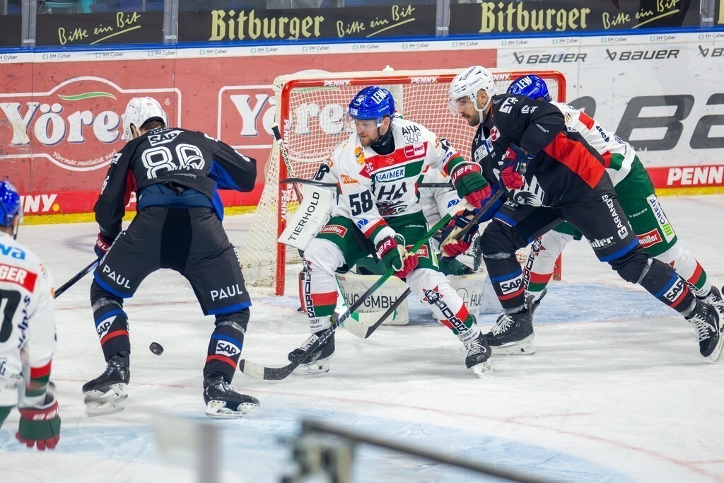 DEL, Deutsche Eishockey Liga Saison 2024/25, 16. Spieltag: Adler Mannheim gegen Augsburger Panther. Bild: Torchance für Maximilian Heim (86, Mannheim) | DEL, Deutsche Eishockey Liga Saison 2024/25, 16. Spieltag: Adler Mannheim gegen Augsburger Panther. Bild: Torchance für Maximilian Heim (86, Mannheim) - Realisiert mit Pictrs.com