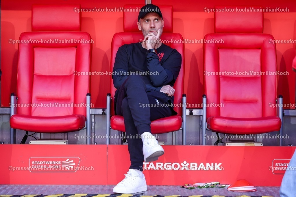 F9524042601011 | 24.04.2026, Fußball, Fortuna Düsseldorf - SC Dynamo Dresden, 2. Fußball Bundesliga, Herren, Merkur Spiel-Arena, 31. Spieltag, Saison 2025 2026: Cheftrainer Alexander Ende (Fortuna Düsseldorf) sitzt angespannt auf der Trainerbank enttäuscht Enttäuschung  DFB regulations prohibit any use of photographs as image sequences and or quasi-video.