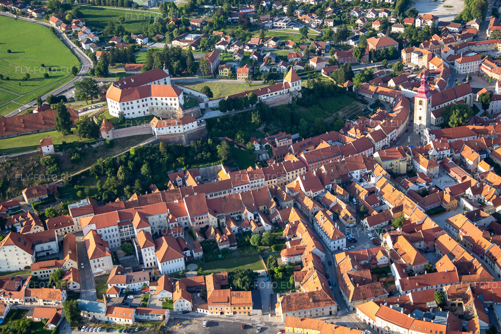 Vue aérienne: Vue de la ville à Ptuj dans le département Slovénie, Slovénie. Photo: IMG_137322.jpg prise le 08/07/2023 par Werner Riehm/FLY-FOTO.euRésolution de l'original: 4512 x 3008 px
