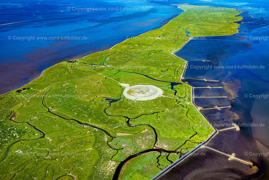 Langeness_Hallig_Warft_Neubau_ELS_0780300523 | LANGENEß 30.05.2023 Warft Neubau auf der Hallig Langeneß zum Schutz gegen Hochwasser im Bundesland Schleswig-Holstein, Deutschland. // Terps new building on the Hallig Langeness for protection against flooding in the state Schleswig-Holstein, Germany. Foto: Martin Elsen