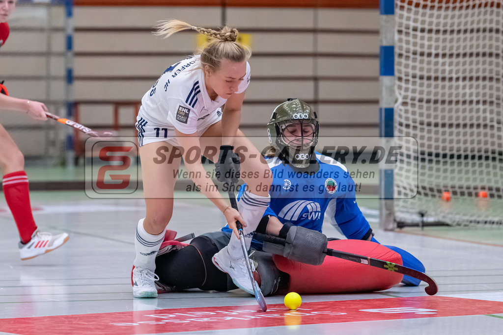 HK_20221126_101735 | 1. Bundesliga ( Halle ) Damen Crefelder HTC - Düsseldorfer HC am 27.11.2022 Crefelder HTC, Krefeld , Gillessen Jana ( Torfrau Crefelder HTC #2 ) , Sara Strauss ( Düsseldorfer HC #11 )