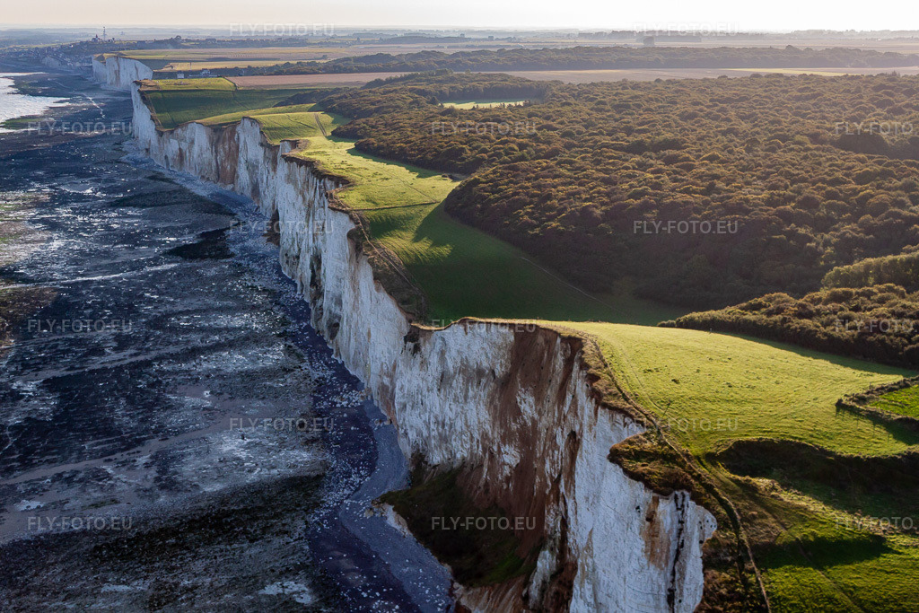 Vue aérienne: Falaise à Mers-les-Bains dans le département Somme, France. Photo: IMG_70815.jpg prise le 24/08/2014 par Werner Riehm/FLY-FOTO.euRésolution de l'original: 4752 x 3168 px