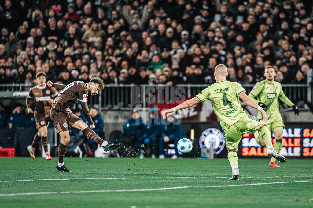 Fußball | Männer | Saison 2024/2025  | Fußball-Bundesliga | 26. Spieltag | FC St. Pauli vs. TSG Hoffenheim | 14.03.2025 | Danel Sinani (#10, FC St. Pauli) beim Torschuss