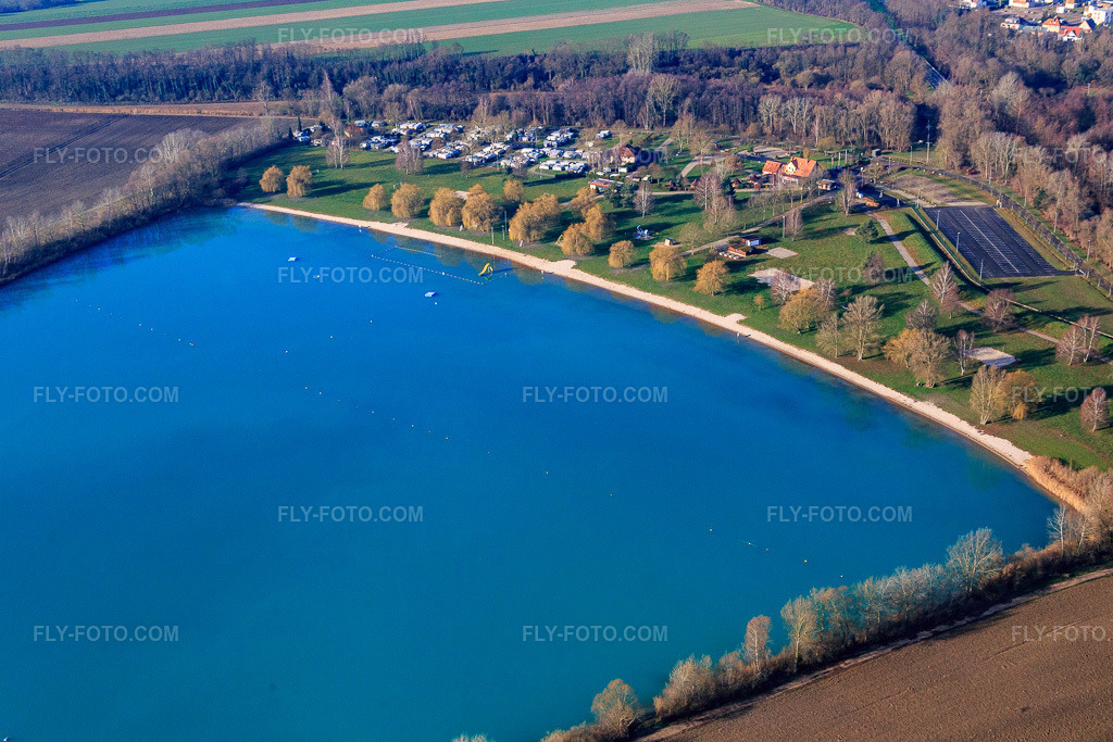 Aerial view: Camping Municipal des Mouettes at the Plage des Mouettes quarry lake in Lauterbourg in the state Bas-Rhin, France.Photo: IMG_085486.jpg taken on 12/24/2015 by Werner Riehm/FLY-FOTO.comResolution of the original: 5472 x 3648 pxLe camping de Lauterbourg