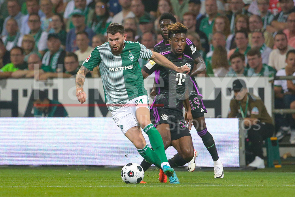 Fussball, Bundesliga, SV Werder Bremen - FC Bayern München | v.li.: Oliver Burke (SV Werder Bremen, 24) und Kingsley Coman (FC Bayern München, 11) im Zweikampf, Duell, Dynamik, Aktion, Action, Spielszene, DIE DFL-RICHTLINIEN UNTERSAGEN JEGLICHE NUTZUNG VON FOTOS ALS SEQUENZBILDER UND/ODER VIDEOÄHNLICHE FOTOSTRECKEN. DFL REGULATIONS PROHIBIT ANY USE OF PHOTOGRAPHS AS IMAGE SEQUENCES AND/OR QUASI-VIDEO.